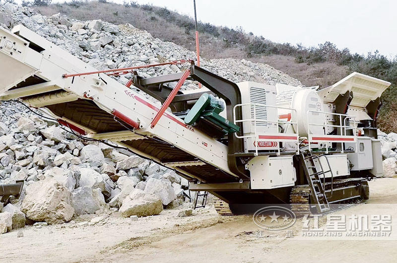 鄂破移動型礦用碎石機(jī)遙控行走可進(jìn)行30度爬坡作業(yè)